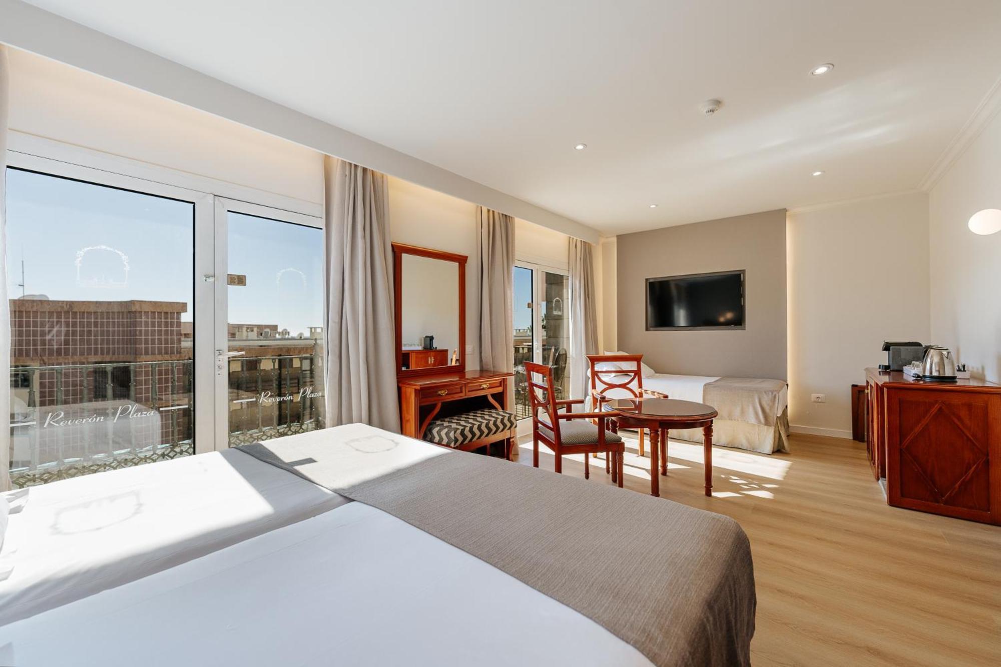 Hotel Reveron Plaza لوس كريستيانوس المظهر الخارجي الصورة