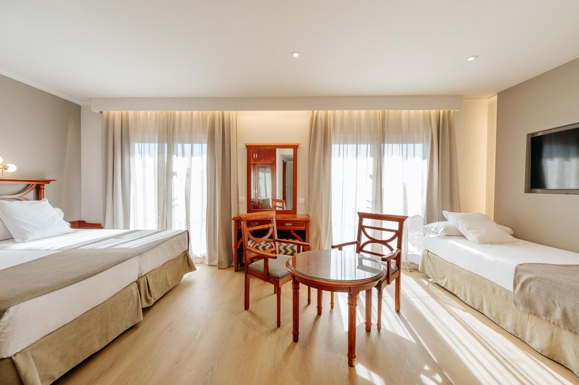Hotel Reveron Plaza لوس كريستيانوس المظهر الخارجي الصورة